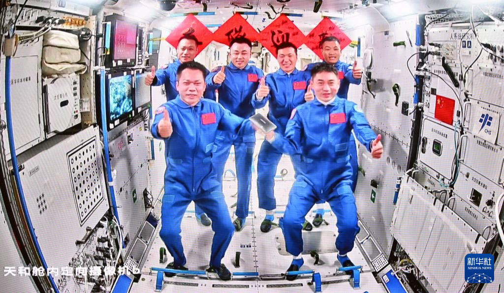 這是4月26日在北京航天飛行控制中心拍攝的神舟十七號航天員乘組和神舟十八號航天員乘組「全家福」。新華社記者 金良快 攝