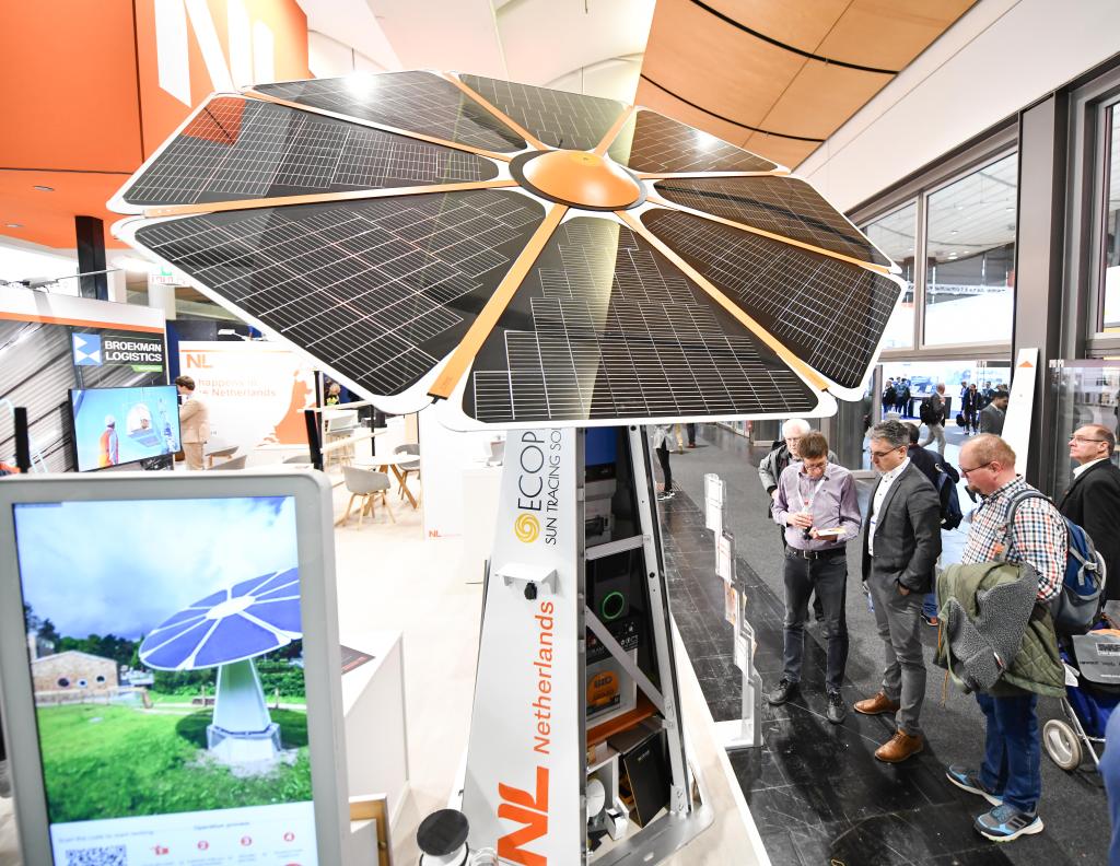 4月23日，人們在德國漢諾威工博會上參觀一款光伏設備。新華社記者任鵬飛攝