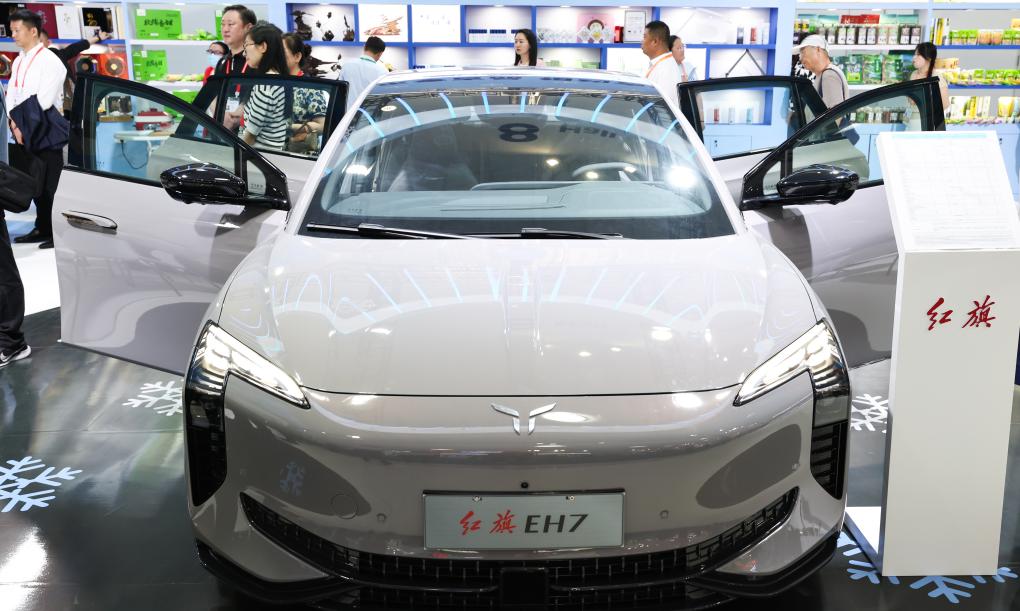 這是在第四屆中國國際消費品博覽會上展出的紅旗新能源汽車（2024年4月13日攝）。新華社記者楊冠宇攝