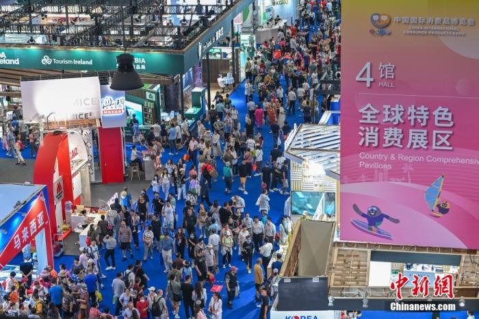   4月17日，海南海口，第四屆中國國際消費品博覽會迎來社會公眾開放日，吸引大批民眾前來觀展，選購商品。中新社記者 駱雲飛 攝
