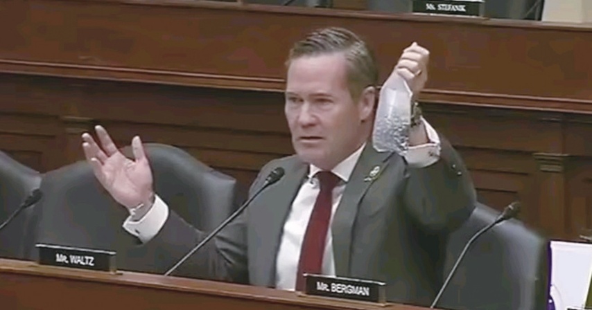 美國國會議員禾爾茲在國會質疑一小袋零件9萬美元的畫面。