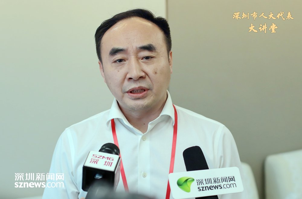 2024年3月,黄正龙在高新社区人大代表联络站接受记者采访。(张玲 摄,本网资料图)