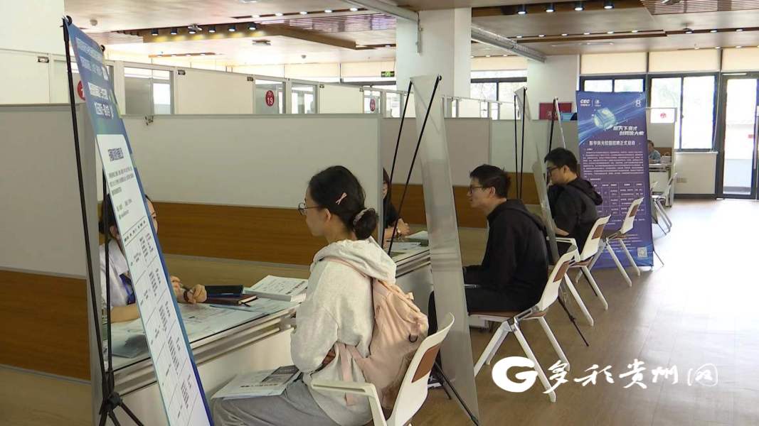 线下引才活动现场,应聘学生与招聘企业面对面交流