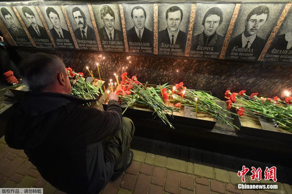 圖為2019年，當地時間4月26日，烏克蘭民眾淩晨前往墓地，點燭獻上鮮花悼念在清理切爾諾比利核事故中死亡的「清理人」。