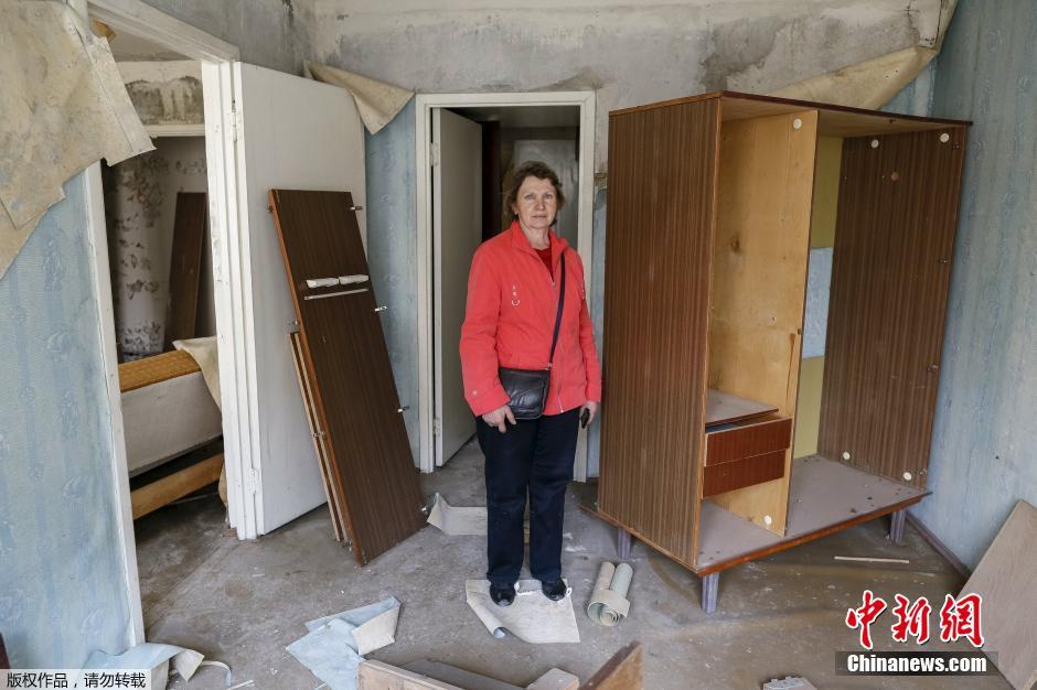 圖為切爾諾比利事故受害者Valentina Yermakova來到自己曾經的家中，周圍是在事故中遭毀的傢俱。