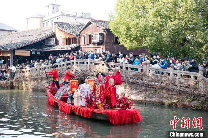 圖為浙江紹興安昌古鎮的水上婚禮。強歌 攝