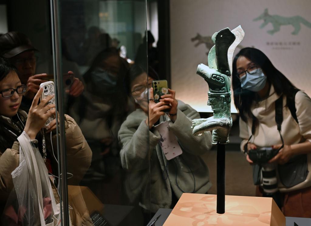 觀眾在上海博物館東館參觀「星耀中國：三星堆·金沙古蜀文明展」。新華社記者劉穎 攝