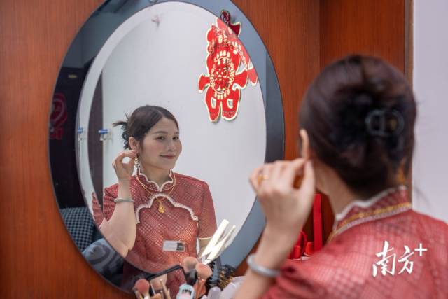 2024年4月21日，楊妙青再次穿上了3年前結婚時穿的衣服，戴上了結婚時戴的耳飾，準備參加景光村和瓜園村的和解儀式。