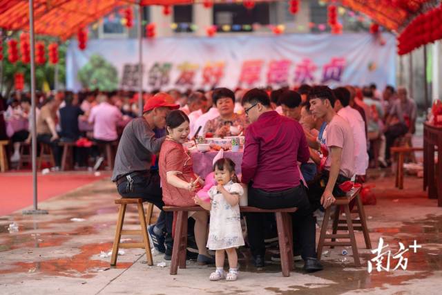 2024年4月21日，楊妙青和邱曉寧帶著女兒，與參加和解儀式的兩村代表共進午餐。
