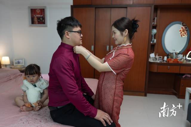 2024年4月21日，楊妙青和邱曉寧再次穿上了3年前結婚時穿的衣服，準備帶上女兒參加景光村和瓜園村的和解儀式。
