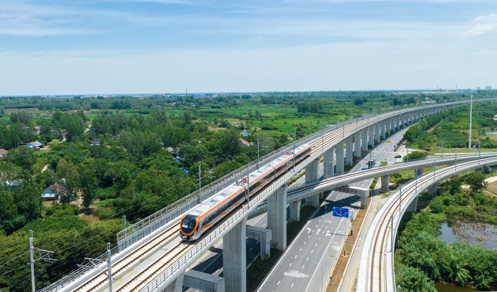 這是在滁州市拍攝的滁寧城際鐵路列車（2023年6月28日攝，無人機照片）。新華社記者 劉軍喜 攝