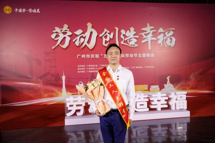 图为总厂党委副书记、厂长王健松受邀参加晚会