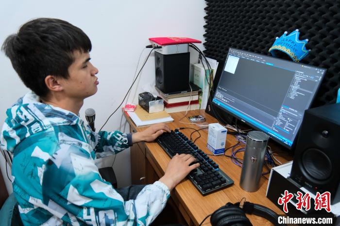 4月28日，西藏首位盲人程序員尼瑪平措演示操作電腦，使用自己的「恩尼翻譯」程序。中新社記者 江飛波 攝