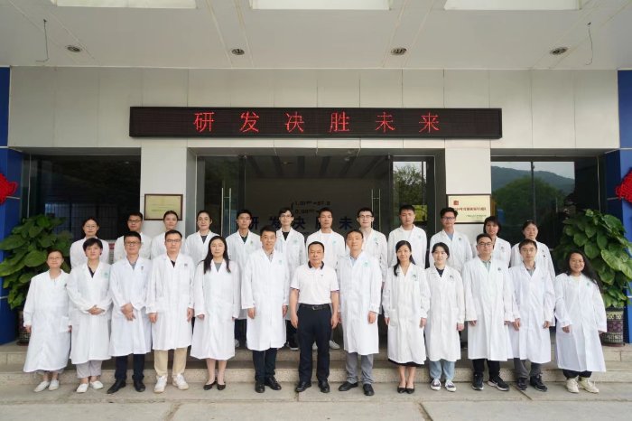 图为白云山制药总厂药物制剂研究室团队