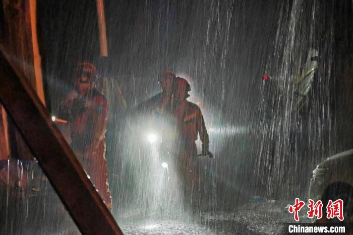 龍捲風發生後，救援現場。廣州市白雲區政府 供圖