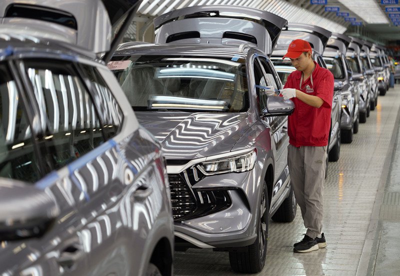 工人在新能源汽車生產線上對車輛進行質檢（4月24日攝）。新華社記者 李嘉南 攝