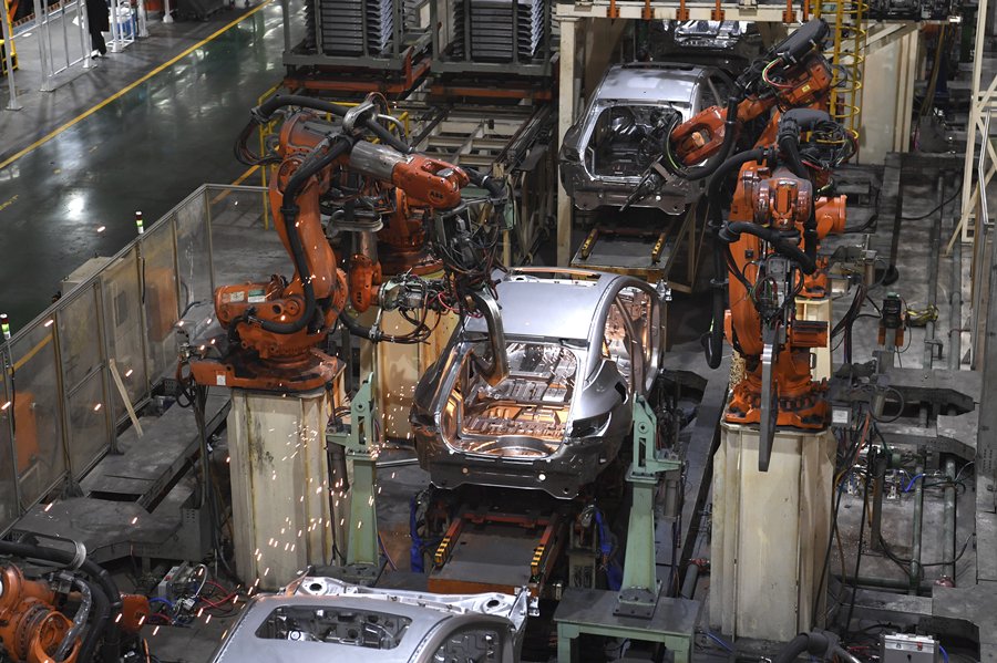   工業機器人在江淮汽車乘用車銲接車間生產線上工作。 新華社記者 劉軍喜 攝