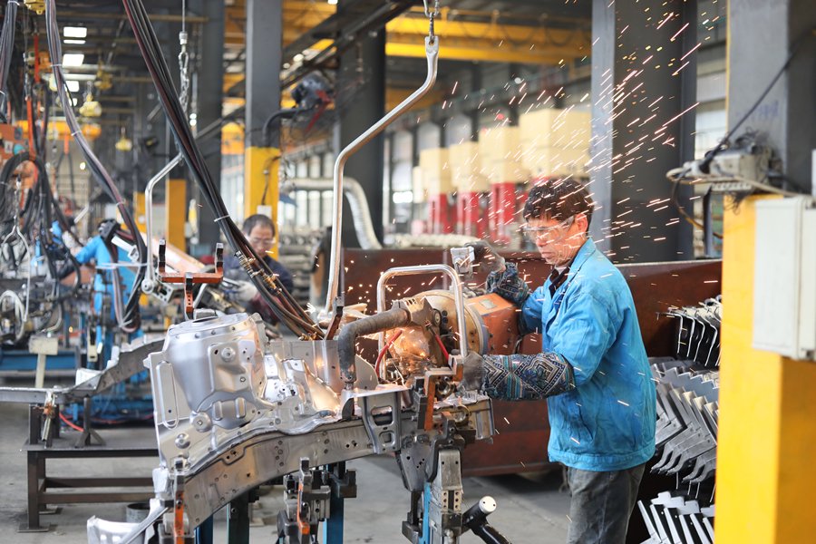   安徽省合肥市肥西縣桃花鎮一家機械企業生產車間，工人在生產汽車零配件。新華社發（陳家樂 攝）