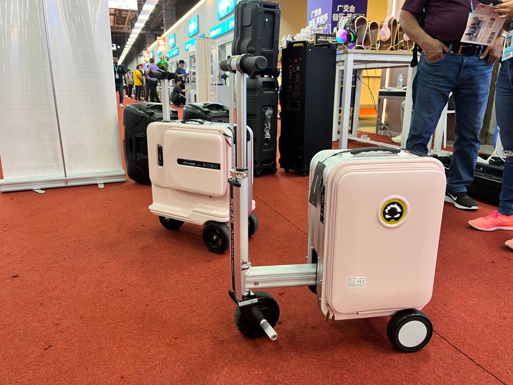 第135屆廣交會上展示的電動行李箱。新華社發（李俊豪攝）