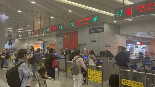 “五一”前一天,浦东国家机场边检查验大厅出入境人员排队等候查验(邬林桦 摄)