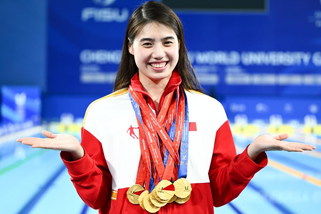 2023年8月7日，張雨霏展示她在成都大運會上獲得的9枚金牌。新華社記者 吳剛攝