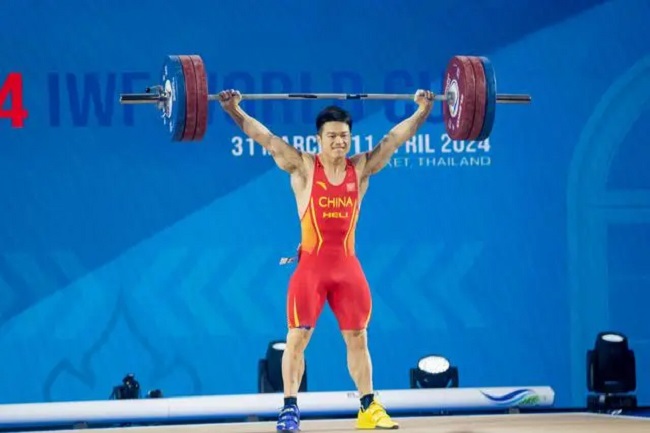 2024年4月4日，石智勇在舉重世界盃男子73公斤級比賽中奪得抓舉金牌。新華社記者 林昊攝