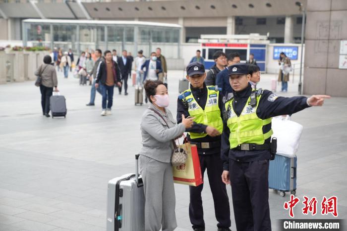 今年「五一」假期期間，鐵路上海站預計發送旅客130萬人次，日均發送旅客超16萬人次。上海市公安局靜安分局供圖