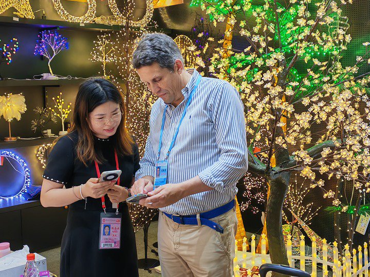 在本屆廣交會節日用品展區，參展商和採購商正在詢價洽談。新華社記者王聿昊 攝