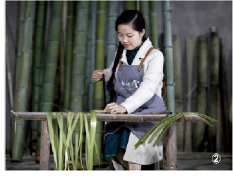 楊昌芹在將竹篾拉絲。