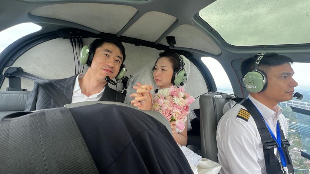   重慶兩江新區一對新人乘坐直升機舉辦「空中婚禮」。新華社記者楊仕彥 攝