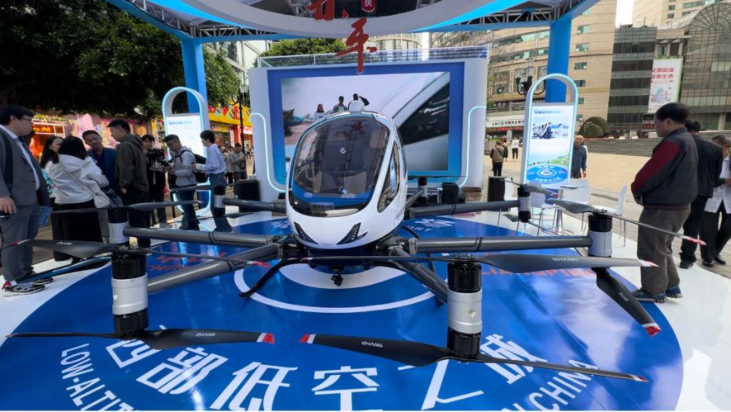   圖為在消費周主會場低空飛行器靜態展上展出的億航智能EH216-S飛行器。新華社記者趙佳樂 攝