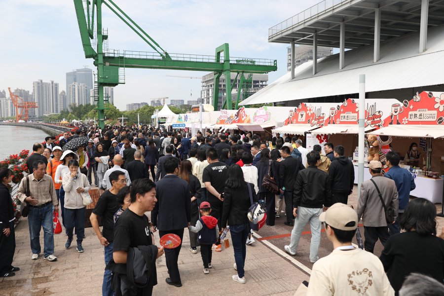 1.5公里水岸线、1.7万平方米滨江空间,为期5天的嘉年华活动集结超180个咖啡市集展位 李茂君摄