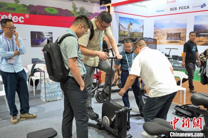 5月1日，採購商在廣交會上嘗試專業健身器械。中新社記者 陳驥旻 攝