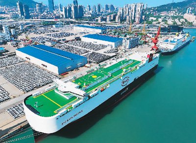 四月二十五日，在江蘇連雲港，比亞迪新能源汽車正在有序裝船，準備出口巴西。王健民攝（人民視覺）