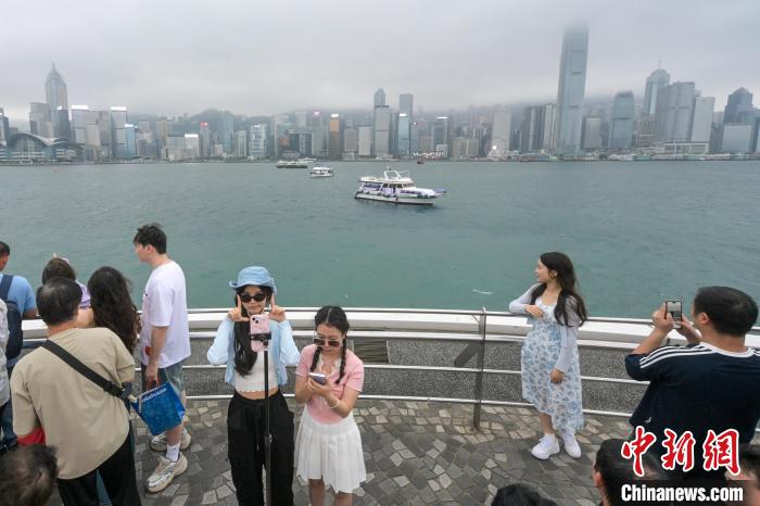旅客在尖沙咀拍照。中新網記者 陳永諾 攝