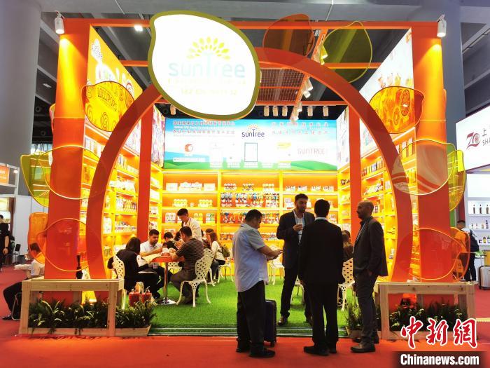 5月2日，境外採購商在第135屆廣交會的中華老字號展位選購商品。 張璐 攝