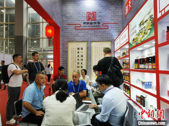 5月2日，第135屆廣交會展館中華老字號展位吸引採購商。 張璐 攝