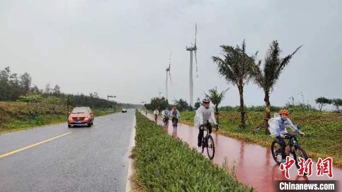 5月2日，單車愛好者在海南環島旅遊公路木蘭灣段騎行打卡。(裴行傑供圖)
