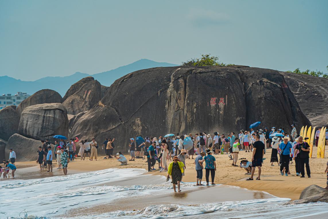 游客在天涯海角景区游玩。景区供图