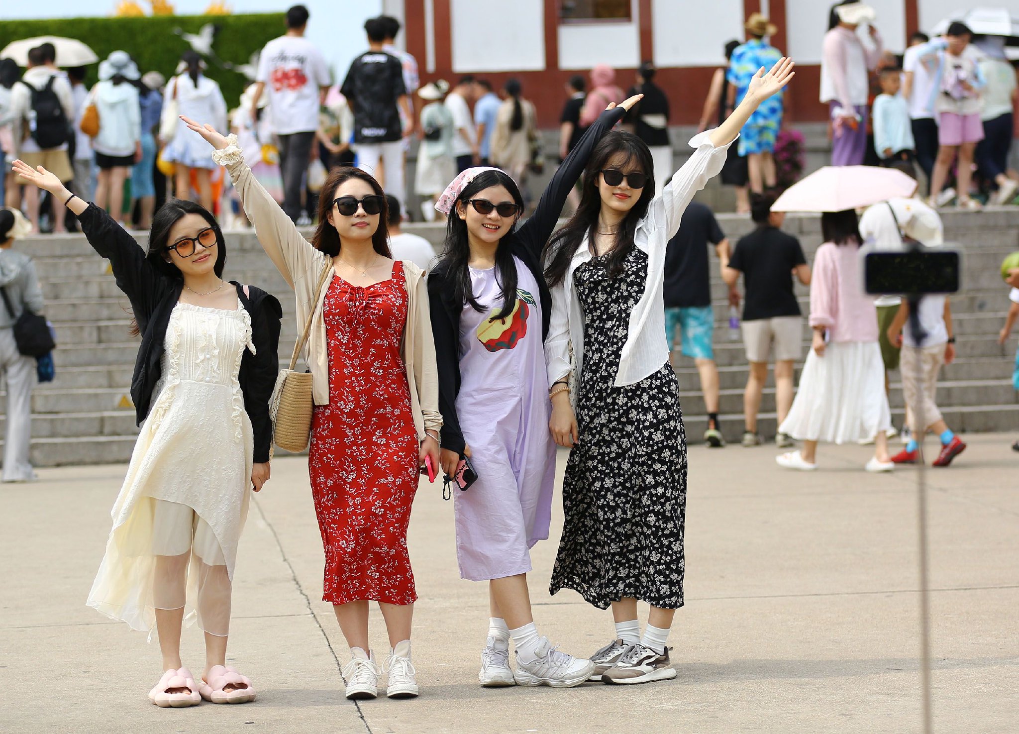 5月3日,游客在三亚南山景区拍照打卡。通讯员 陈文武 摄