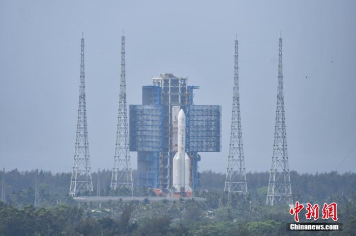 4月27日，長征五號遙八運載火箭在中國文昌航天發射場。中新社記者 駱雲飛 攝
