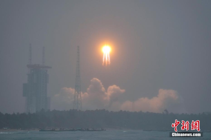 5月3日17時27分，嫦娥六號探測器由長征五號遙八運載火箭在中國文昌航天發射場成功發射。中新網記者 駱雲飛 攝