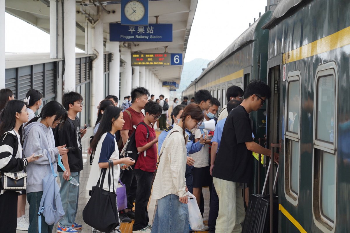 平果站旅客有序乘车。蒋晖辉 摄