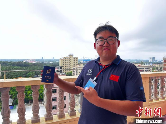 5月3日，山東小夥王禹博在自己建設的航天主題酒店裡展示新研發的航天文創產品——航天護照。中新社記者 符宇群 攝