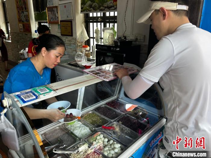 5月3日，林玉妹在海南文昌龍樓開設的符記甜品清補涼店，迎來眾多遊客。中新社記者 符宇群 攝