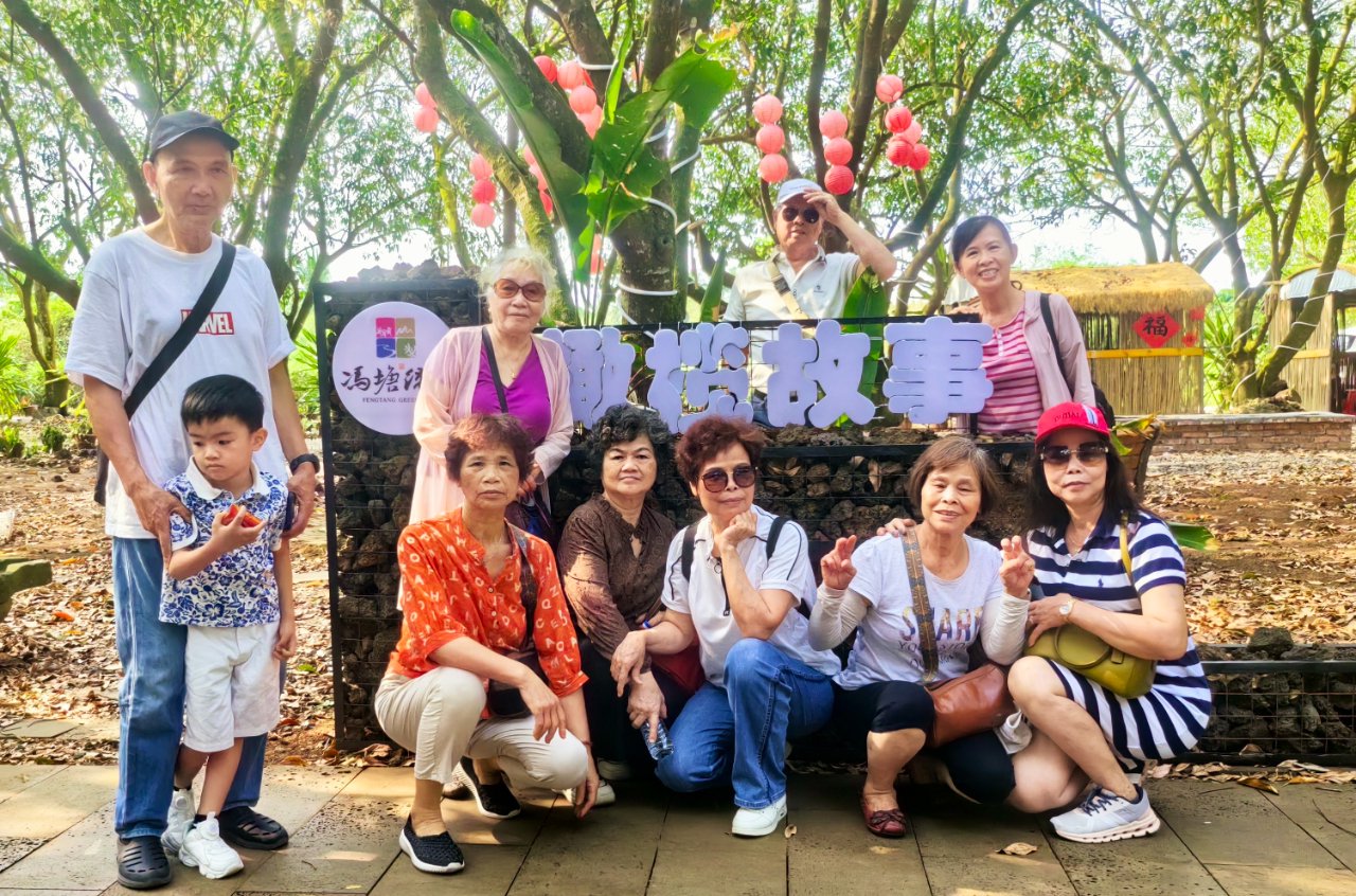 “五一”假期,市民游客打卡冯塘绿园。海口市旅文局供图