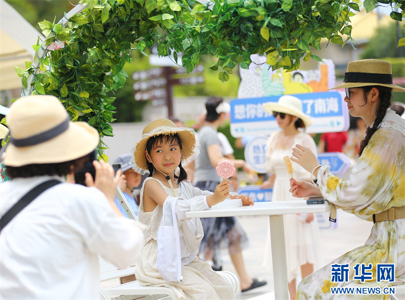 5月3日，遊客在三亞南山文化旅遊區打卡拍照。新華網發（陳文武 攝）