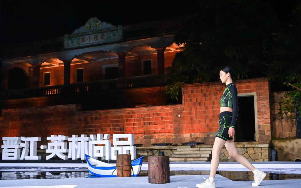   在晉江英林舉辦的第二屆泳裝嘉年華活動，模特在古厝前進行泳裝走秀。新華社發