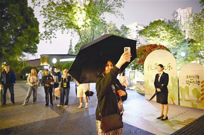▲汤尤杯嘉宾逛铁像寺水街