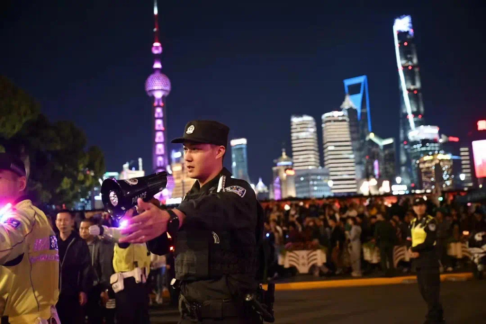 黄浦警方在外滩区域进行安全保障工作。黄浦公安 供图